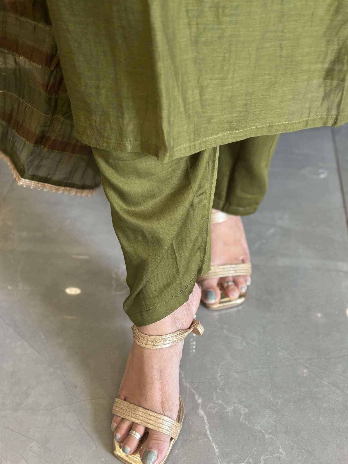 pure-bananas-mul-chanderi-hand-embroidered-suit-set-mehendi-green-5