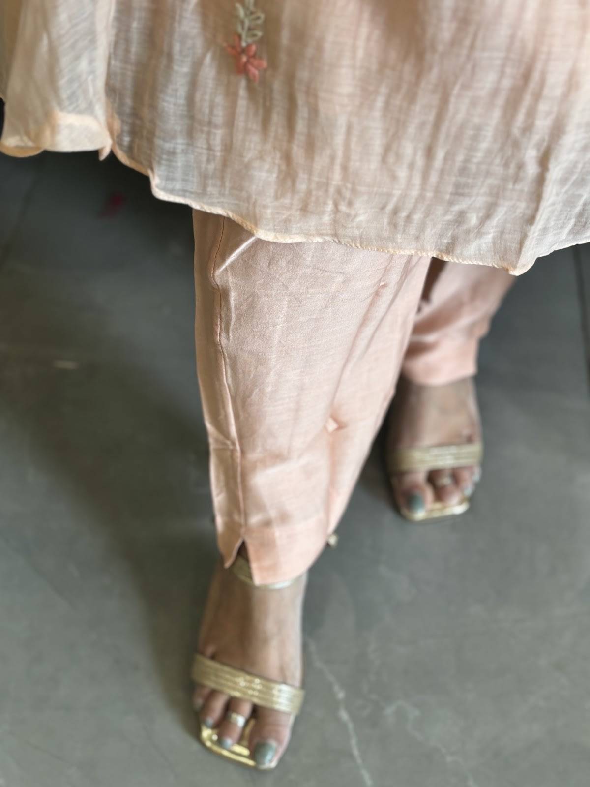 pure-banaras-mul-chanderi-a-line-hand-embroidered-suit-set-peach-4