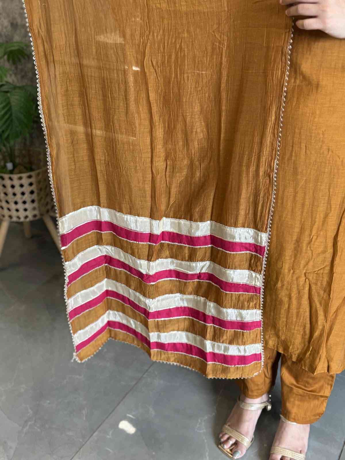 pure-banaras-mul-chanderi-hand-embroidered-suit-set-golden-brown-4