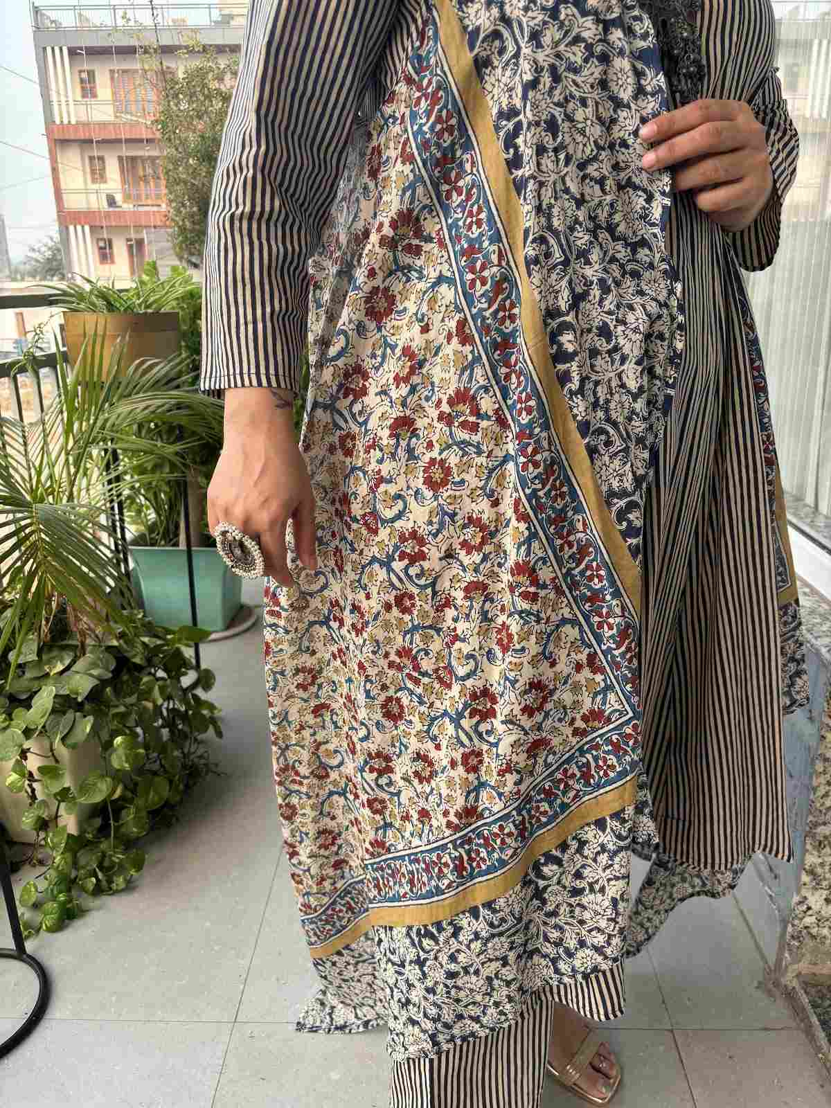 pure-cotton-anarkali-style-pant-set-with-mul-cotton-kalamkari-print-shrug-navy-blue-3