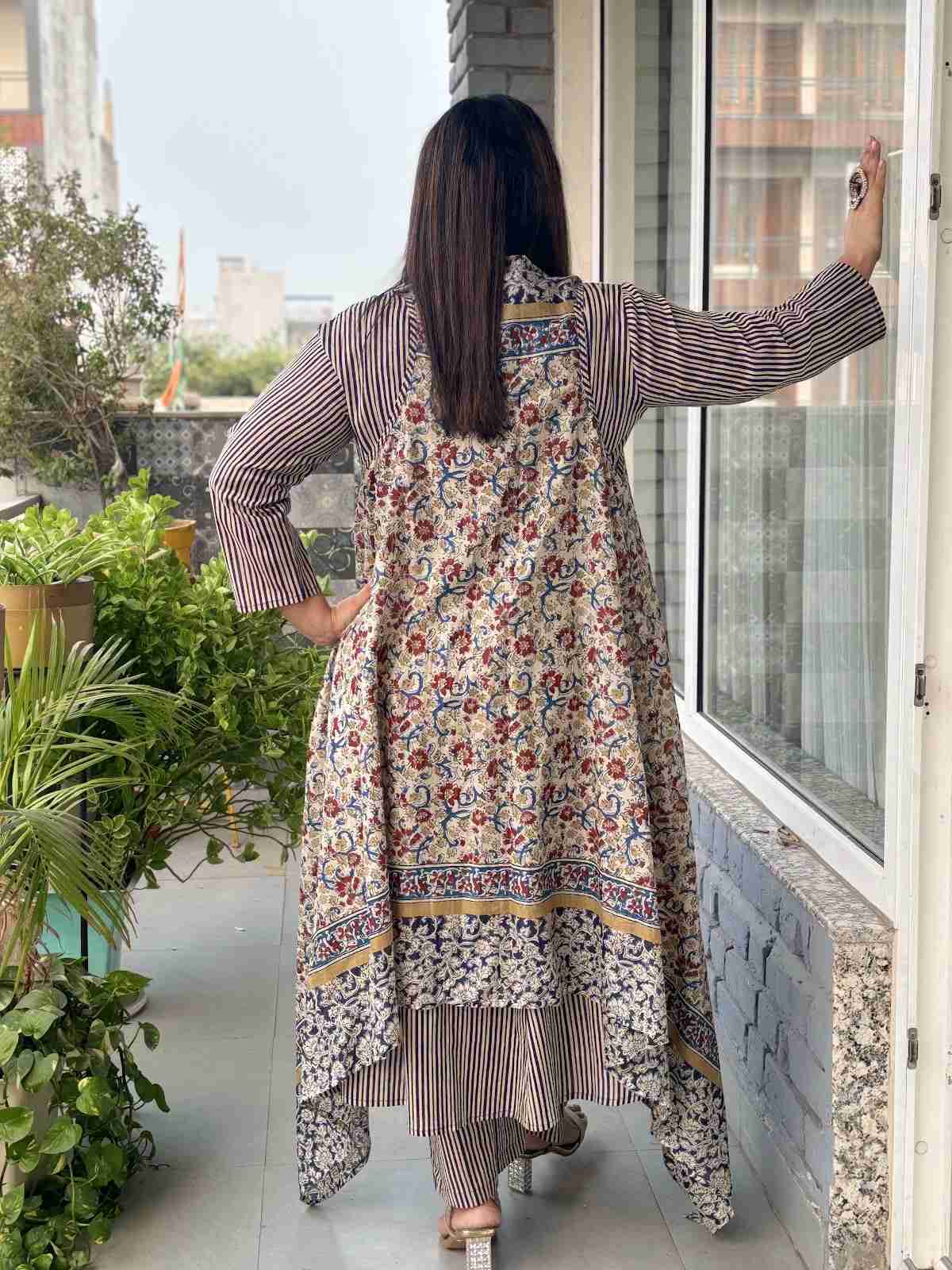 pure-cotton-anarkali-style-pant-set-with-mul-cotton-kalamkari-print-shrug-navy-blue-4