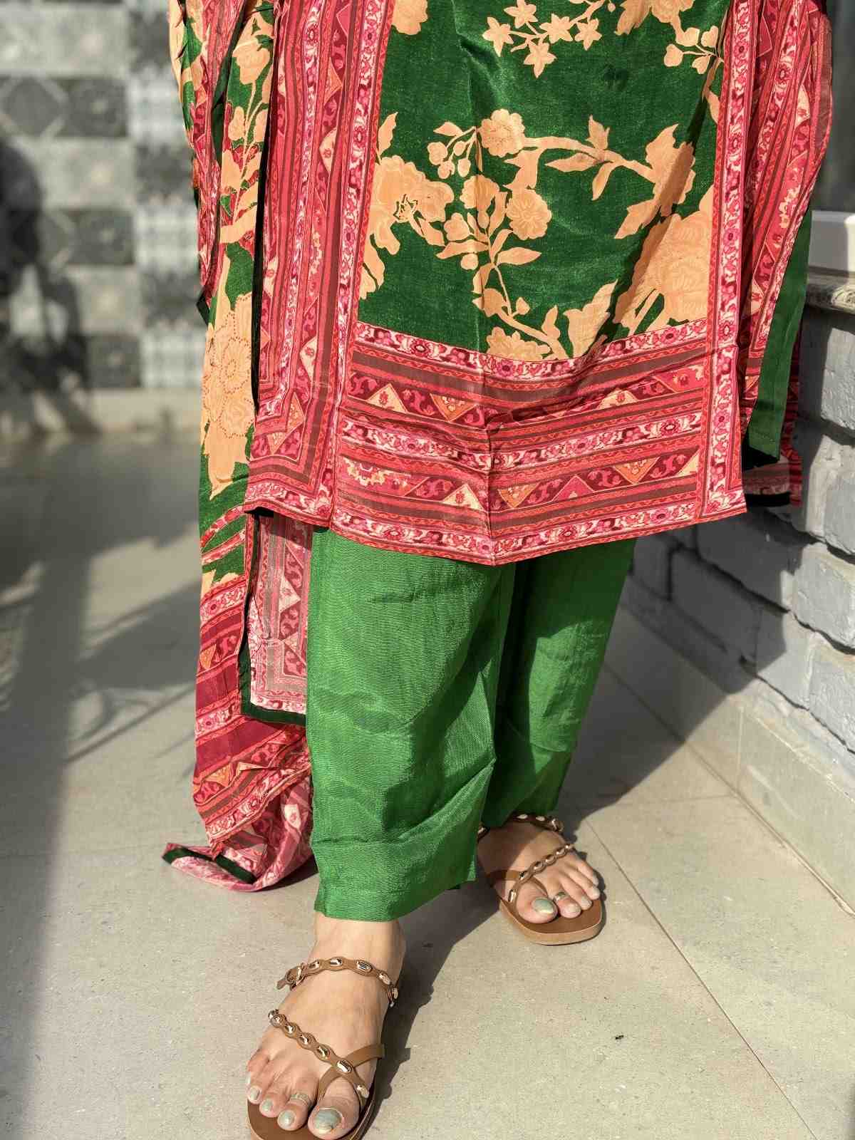 pure-crepe-hand-embroidered-digital-print-suit-set-paired-with-crepe-dupatta-green-4