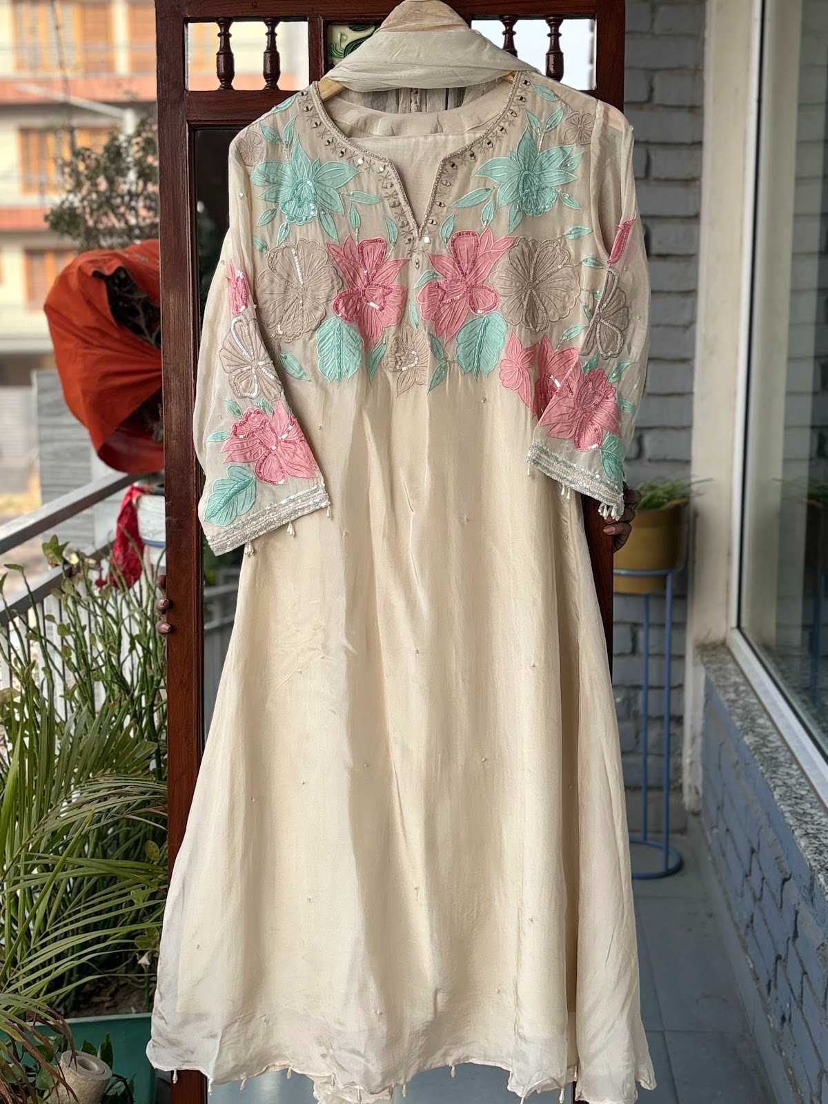 crepe-a-line-appliquÃ©-work-hand-embroidered-suit-set-with-chiffon-dupatta-off-white-1