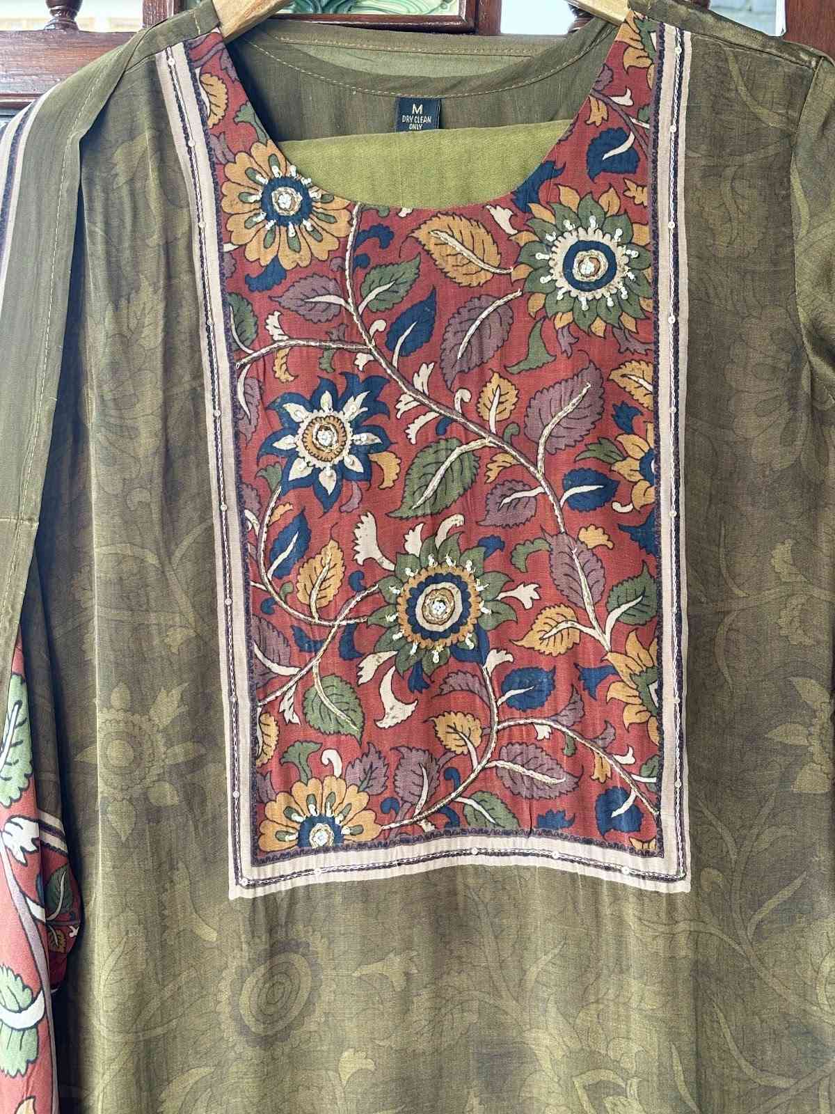 crepe-kalamkari-print-straight-fit-suit-set-paired-with-pure-crepe-kalamkari-print-dupatta-mehendi-green-2