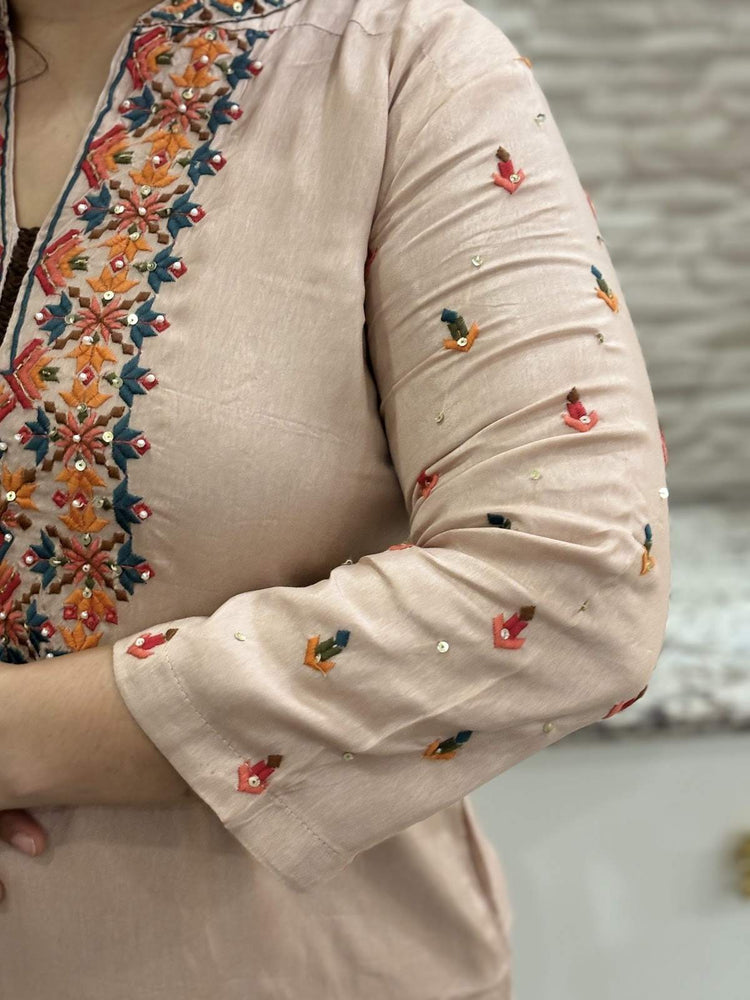dola-silk-kashmiri-embroidery-straight-fit-suit-set-with-mul-cotton-lining-paired-with-organza-embroidered-dupatta-light-peach-3