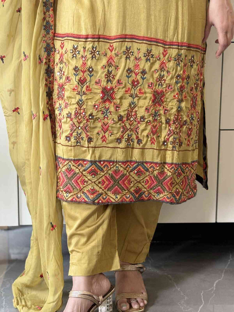 dola-silk-kashmiri-embroidery-straight-fit-suit-set-with-mul-cotton-lining-paired-with-organza-embroidered-dupatta-mustard-4