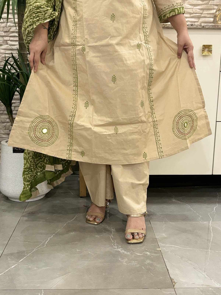 katha-work-suit-set-paired-with-crush-cotton-dabu-print-dupatta-cheeku-and-green-4