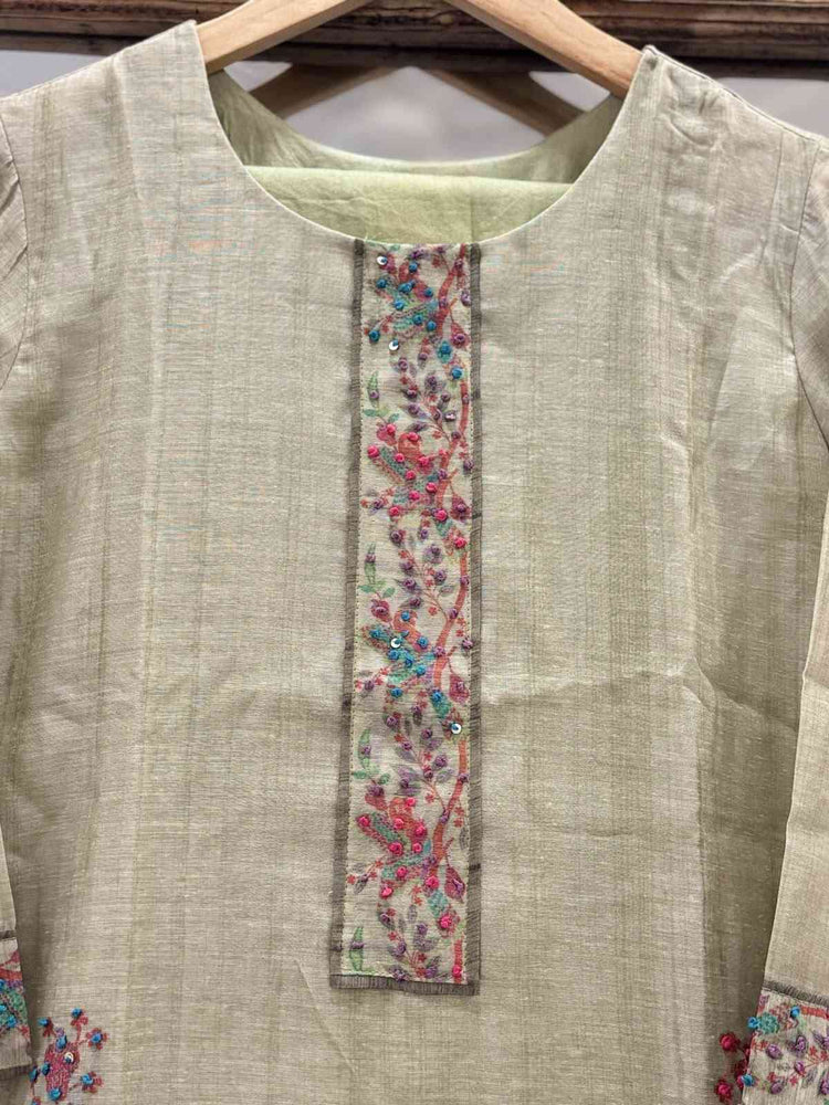 line-chanderi-hand-embroidered-kantha-work-githan-work-straight-fit-suit-set-with-mul-cotton-lining-paired-with-dupatta-with-heavy-embroidery-green-3