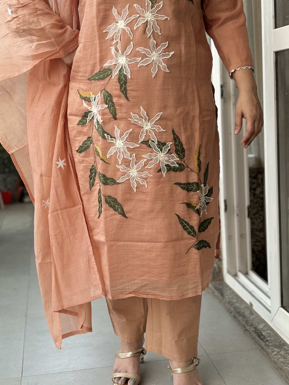 mul-chanderi-applique-work-embroidered-suit-set-with-mul-cotton-lining-peach-3