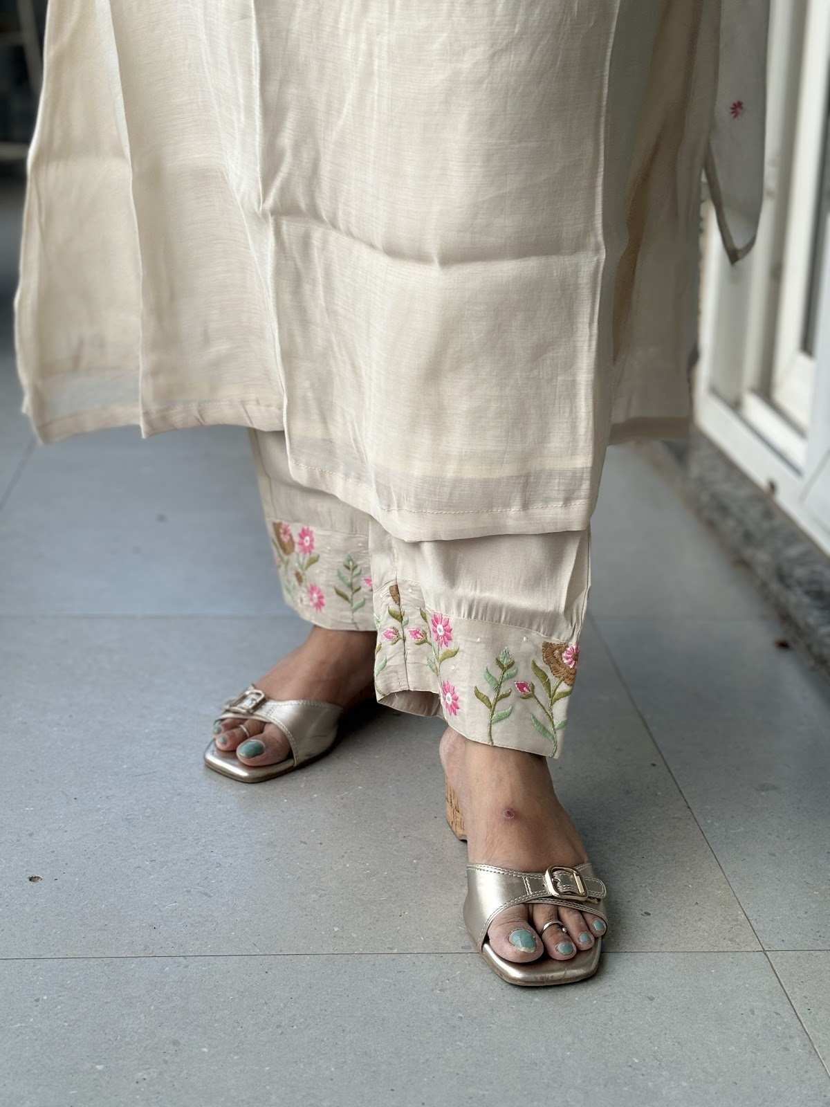 mul-chanderi-embroidered-straight-fit-suit-set-paired-with-embroidered-pants-dupatta-cream-5