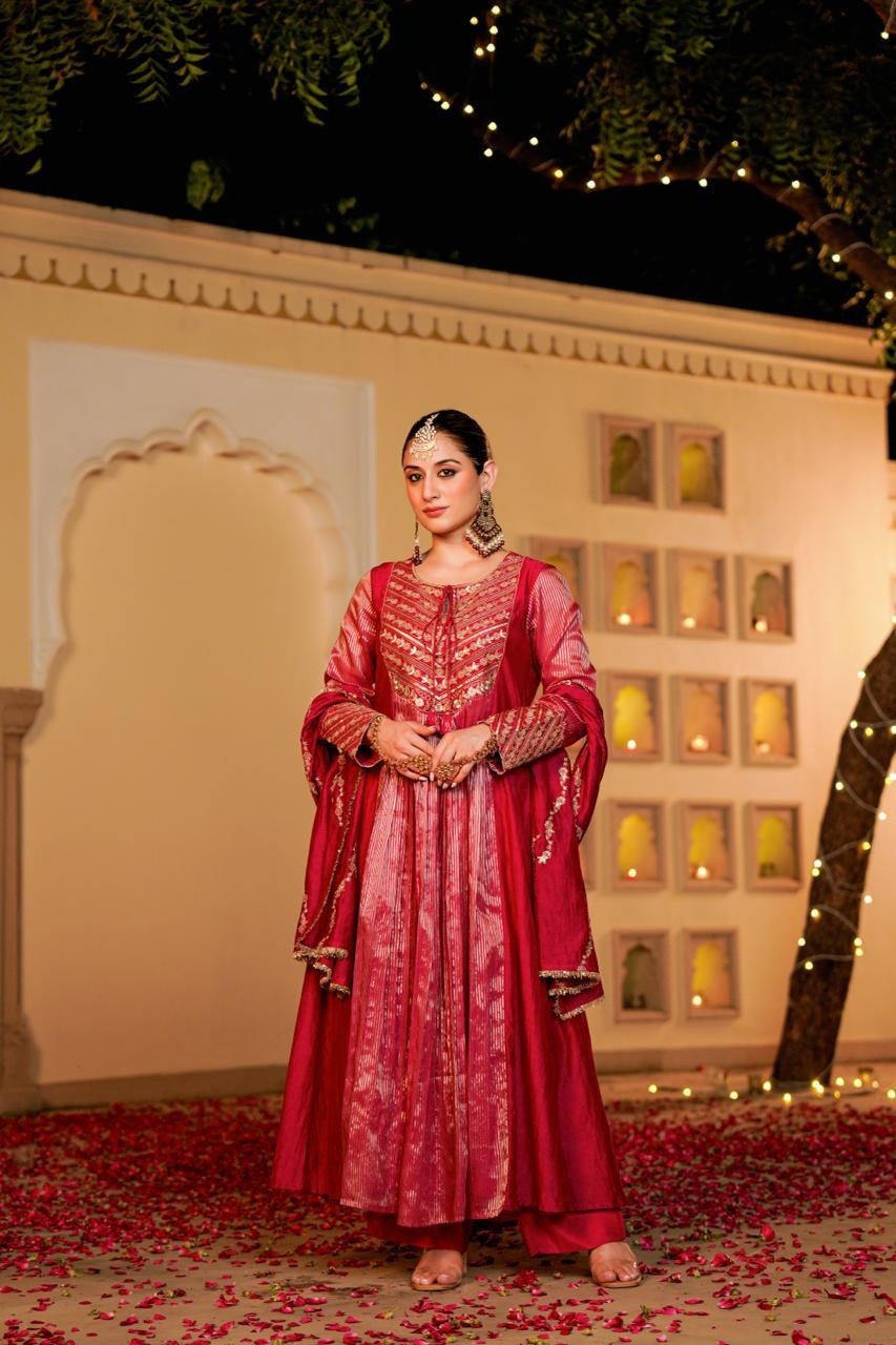 mul-chanderi-embroidered-suit-set-with-tissue-organza-panelling-pink-1