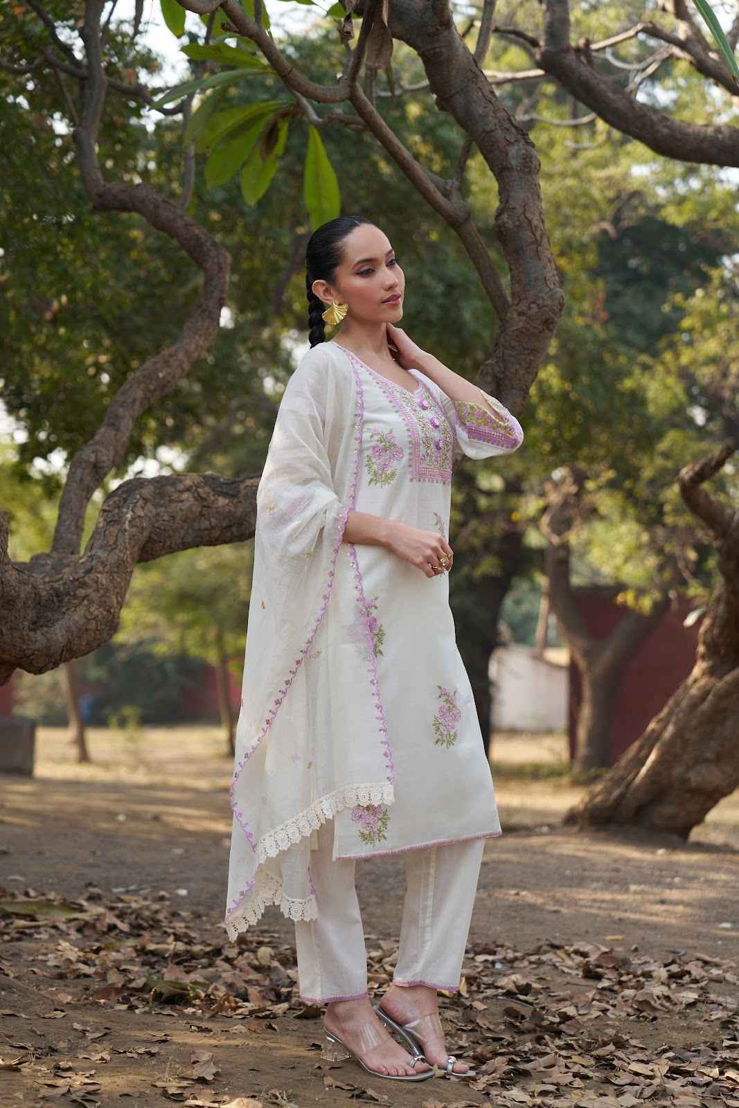 mul-chanderi-hand-embroidered-straight-fit-suit-set-with-mul-cotton-lining-off-white-4