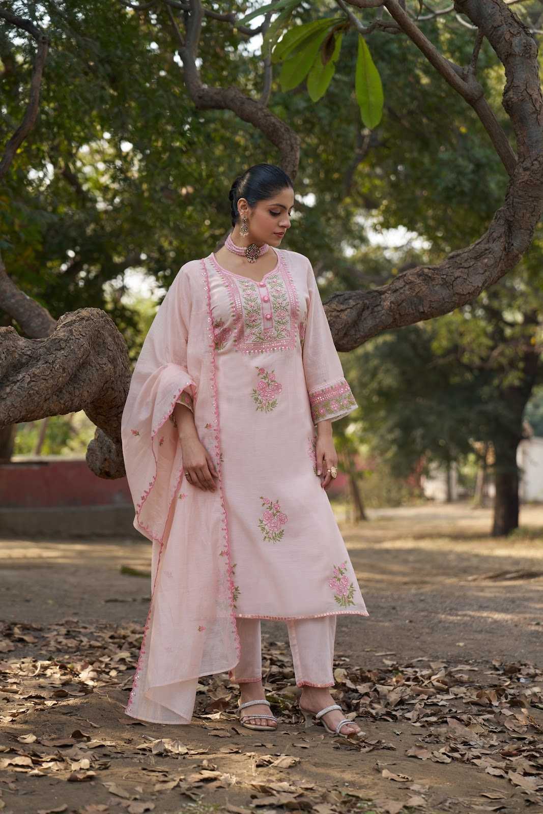 mul-chanderi-hand-embroidered-straight-fit-suit-set-with-mul-cotton-lining-peach-2
