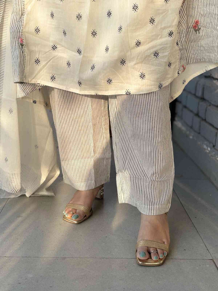 mul-cotton-embroidered-suit-set-with-side-gathers-back-panelling-white-4