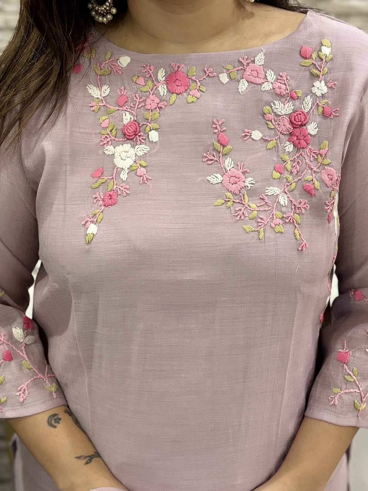muslin-chanderi-mix-hand-embroidered-straight-fit-suit-set-with-cotton-lining-lavender-2