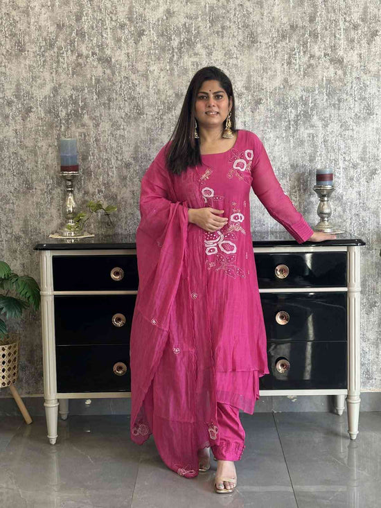 pure-banaras-mul-chanderi-appliquÃ©-work-hand-embroidered-a-line-layered-suit-set-dark-pink-1