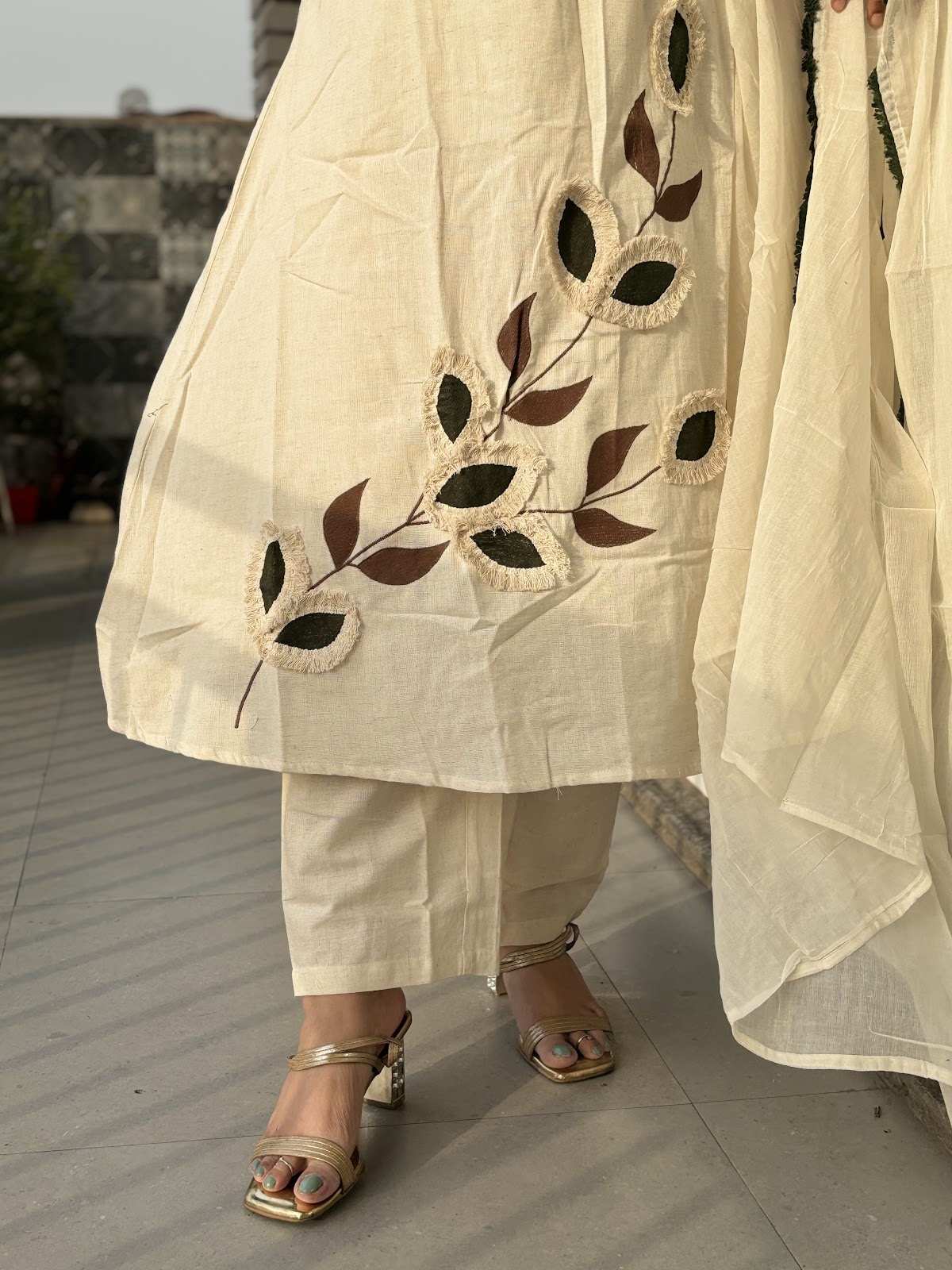 pure-cotton-a-line-embroidered-suit-set-paired-with-mul-cotton-dupatta-with-fringe-lace-ivory-3