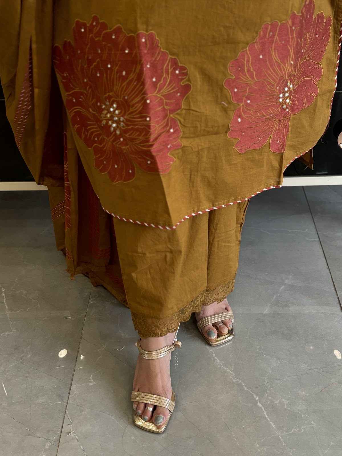 pure-cotton-appliquÃ©-work-embroidered-suit-set-paired-with-mul-cotton-hand-brush-paint-dupatta-mustard-brown-4