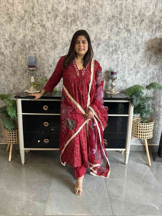pure-cotton-hand-embroidered-a-line-suit-set-paired-with-organza-hand-brush-paint-dupatta-with-gota-detailing-1
