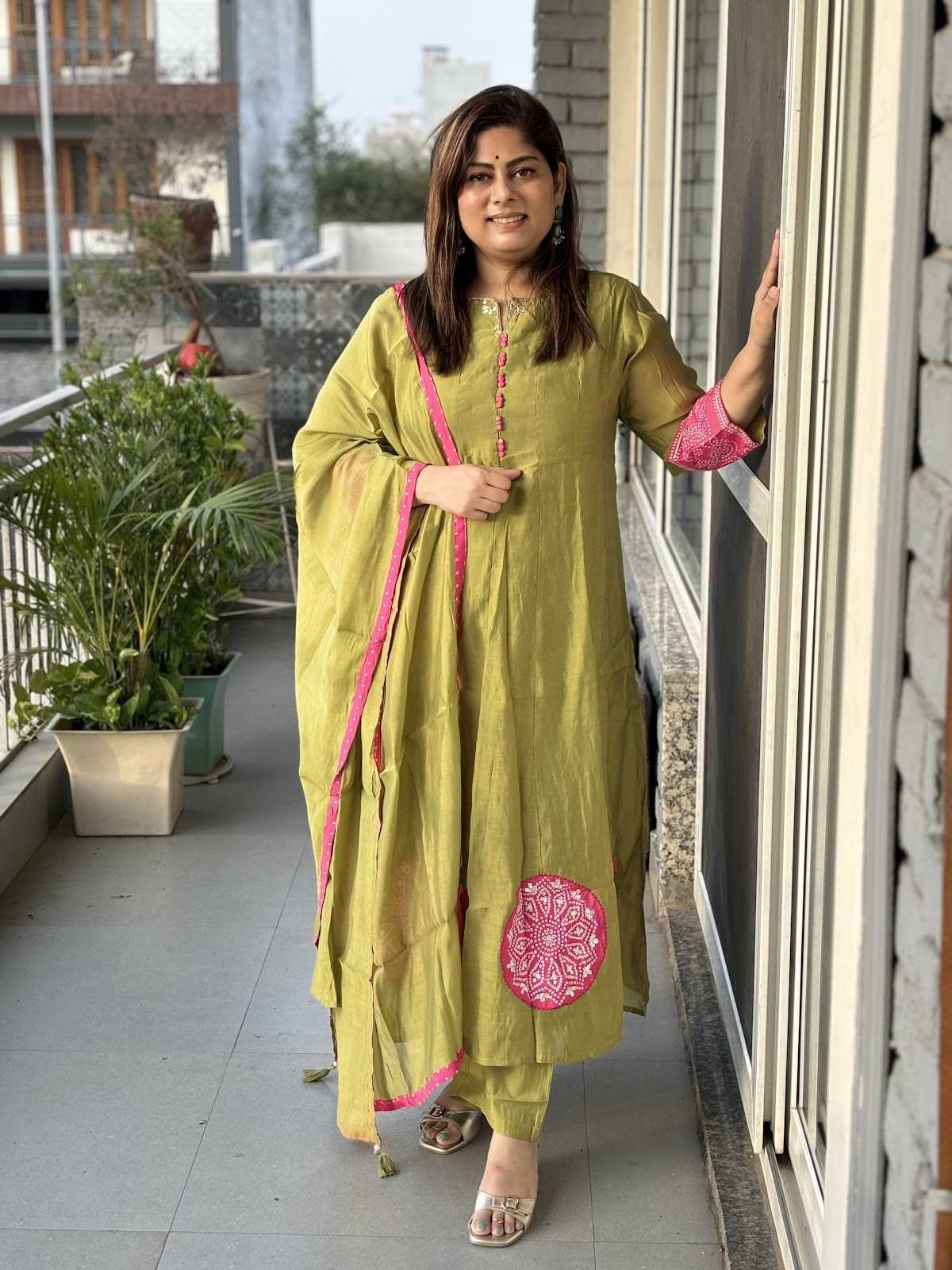 pure-muslin-embroidered-anarkali-with-bandhni-patch-work-mehendi-green-1