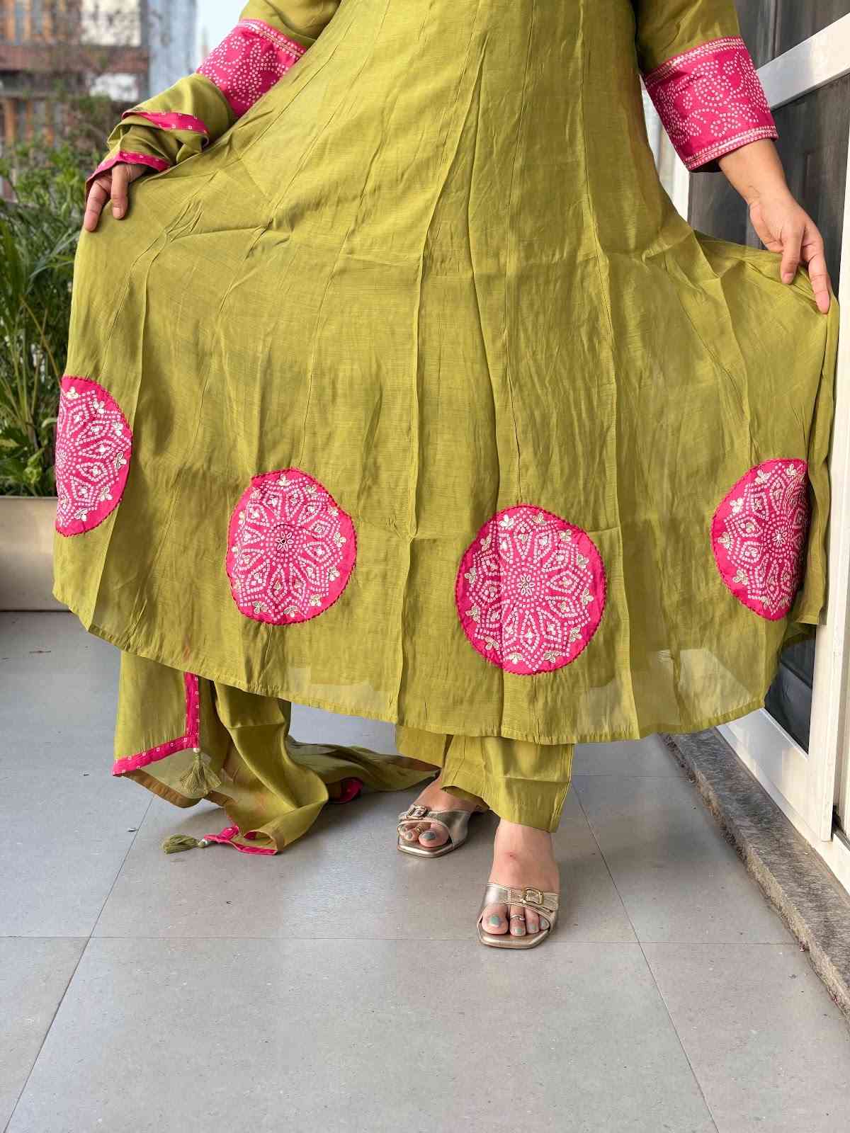 pure-muslin-embroidered-anarkali-with-bandhni-patch-work-mehendi-green-4
