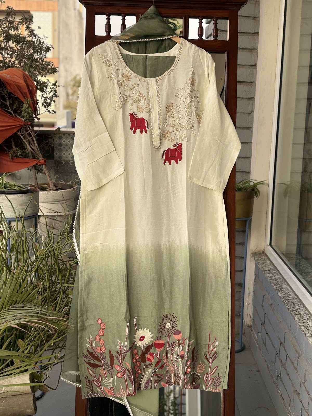 pure-muslin-silk-hand-embroidered-ombre-shade-suit-set-with-mul-cotton-lining-paired-with-organza-dupatta-green-1