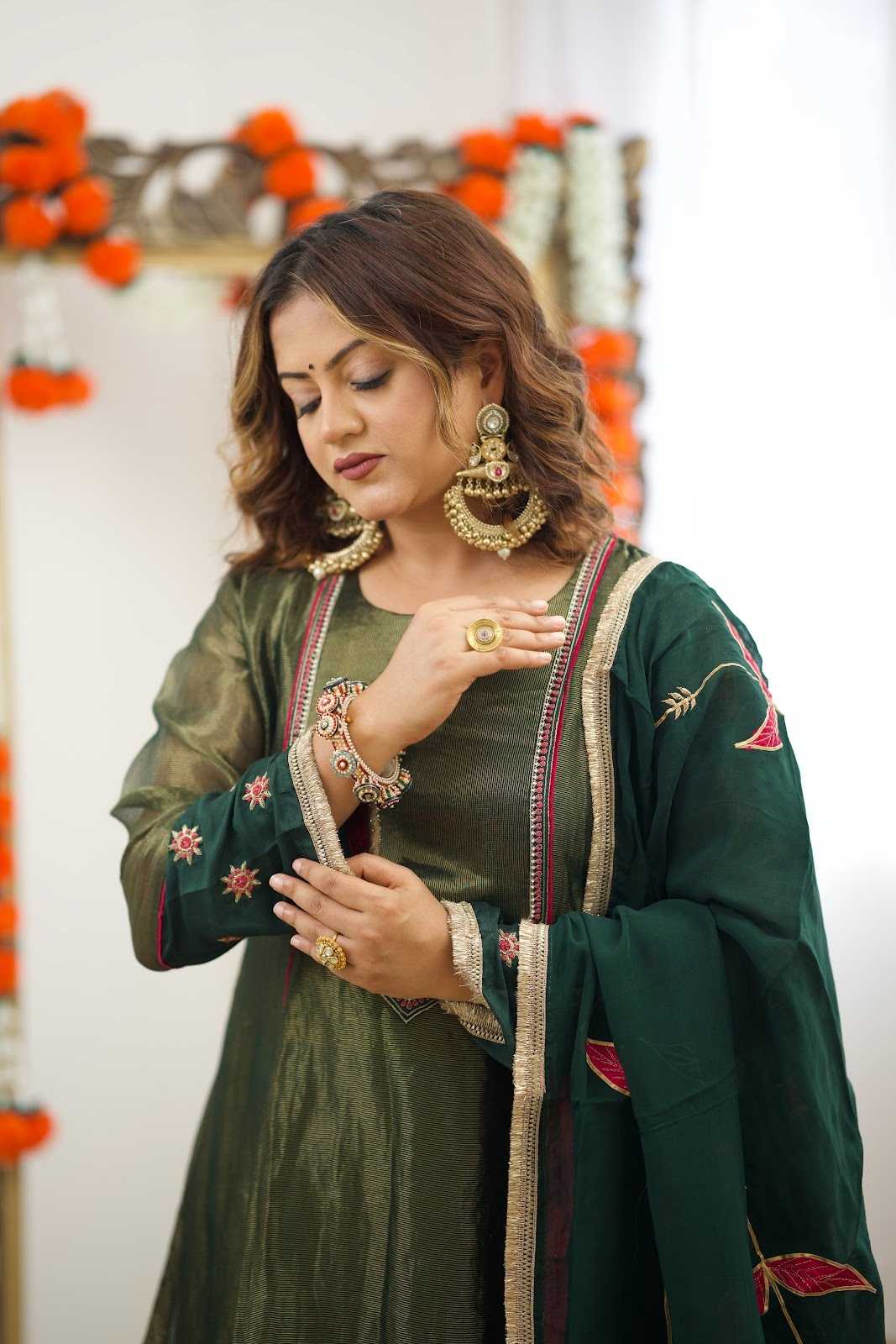 pure-tissue-embroidered-anarkali-paired-with-pure-organza-dupatta-with-applique-work-()-4